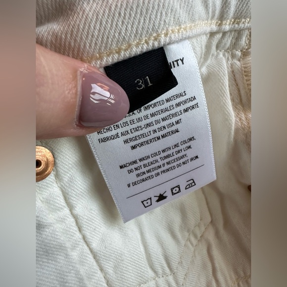 CITIZENS OF HUMANITY
WOMEN'S CHARLOTTE CROP JEAN 
White
Size 31
1762B-1377 - Picture 2 of 8